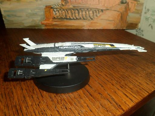 Mass Effect 2 - Mass Effect: Cerberus Normandy SR-2 Ship Replica